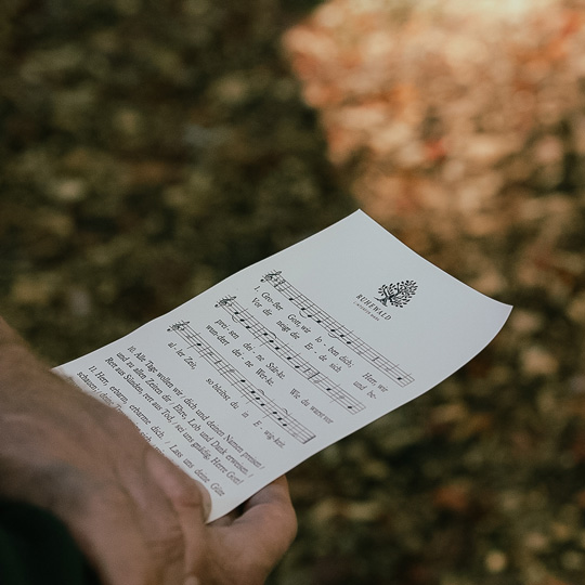 Notenblatt in der Hand